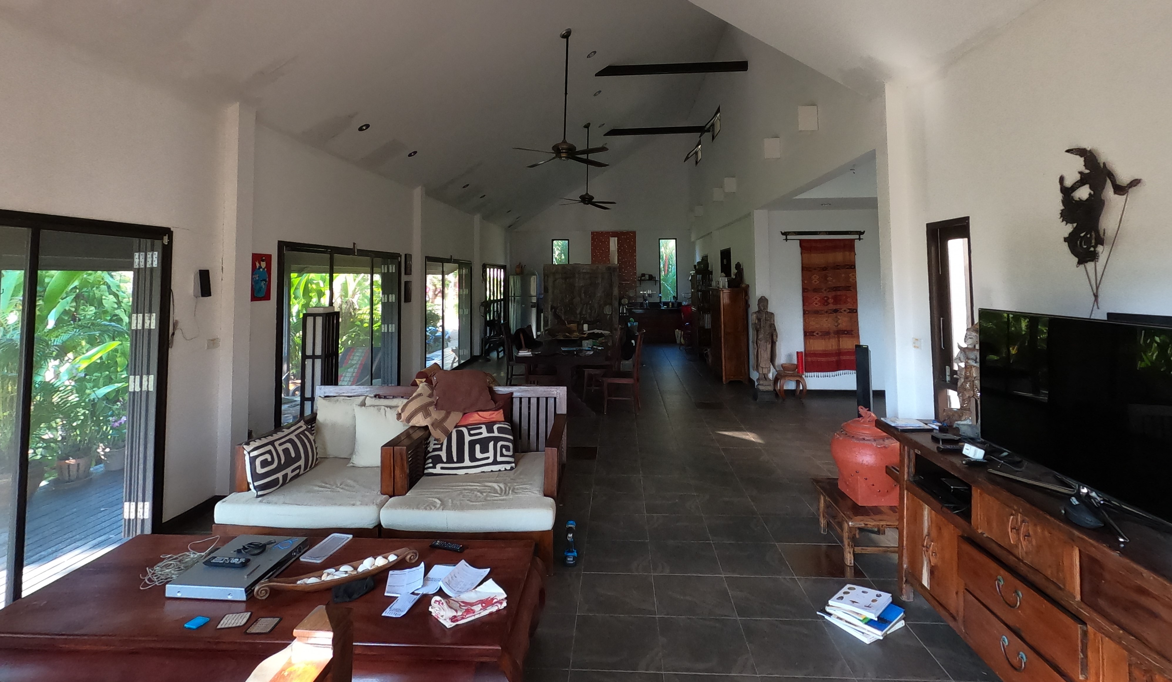 Kitchen, dining and lounge area